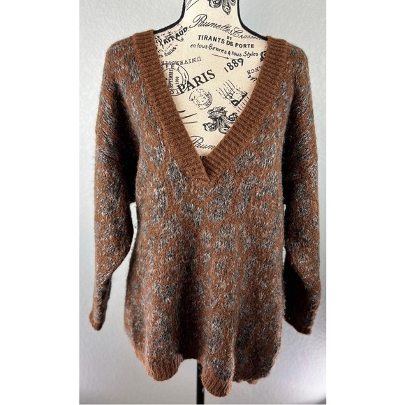 United Colors Of Benetton Sweaters - Benetton Vintage 80’s V-Neck Leopard Print Sweater, size Large